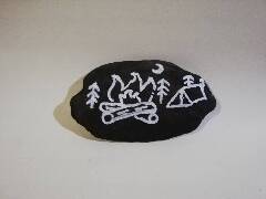 Táborák se stanem a se stromy za úplňku